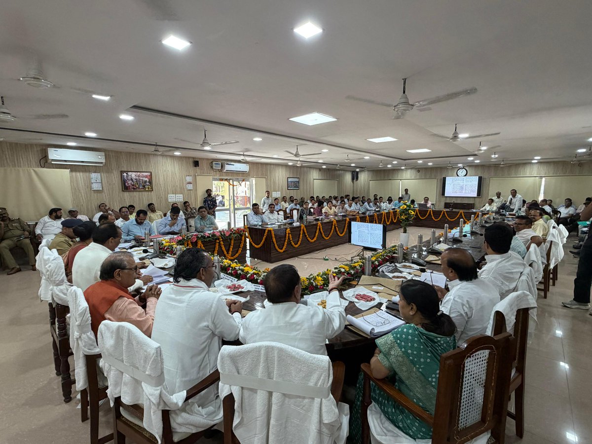 गांधी सभागार कलेक्ट्रेट, अमरोहा में माननीय सांसद कंवर सिंह तंवर जी की अध्यक्षता में आयोजित जिला विकास समन्वय एवं निगरानी समिति की बैठक में सहभागिता की।

बैठक के दौरान अपने विधानसभा क्षेत्र की सड़कों, बिजली, पानी, स्वास्थ्य एवं अन्य जनसमस्याओं को प्रमुखता से उठाते हुए माननीय