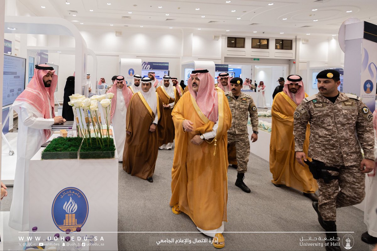 _UOH's tweet photo. #يحدث_الان | 📸

سمو #أمير_حائل يقوم بجولة في المعرض المصاحب لـ #مؤتمر_الاتجاهات_الحديثة_في_العلوم_التربوية، ويستمع لشرح عن أبرز الأبحاث والمبادرات المشاركة.

#جامعة_حائل https://t.co/Er90XXo5hY