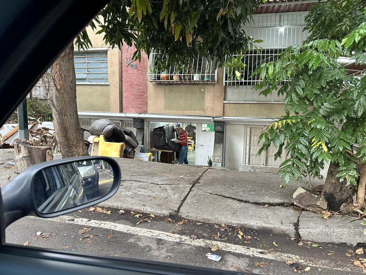 Come va Fratello Giovanni? 7:15 am y allí está el Sr Giovanni a sus 80 y dele pegado al corte, gente que no ha hecho otra cosa que trabajar desde que llegaron a este país. El Sr Giovanni es un excelente tapicero y está ubicado en La Carlota al ladito del abasto ideal, yo lo