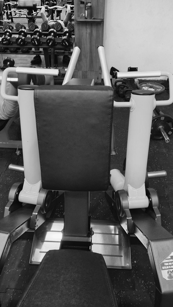 yftgvvv's tweet photo. Knp ya, untuk back enak yang rowing machine dibanding yang cable🤔 https://t.co/2aNxadi27f