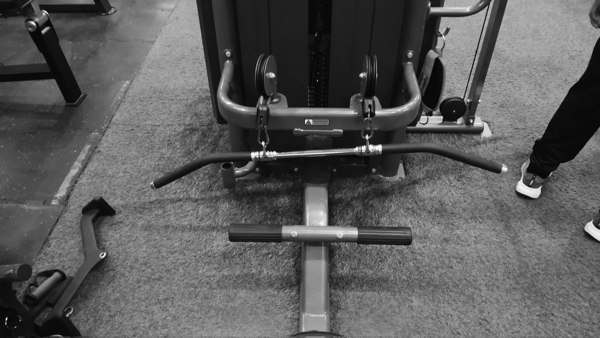 yftgvvv's tweet photo. Knp ya, untuk back enak yang rowing machine dibanding yang cable🤔 https://t.co/2aNxadi27f