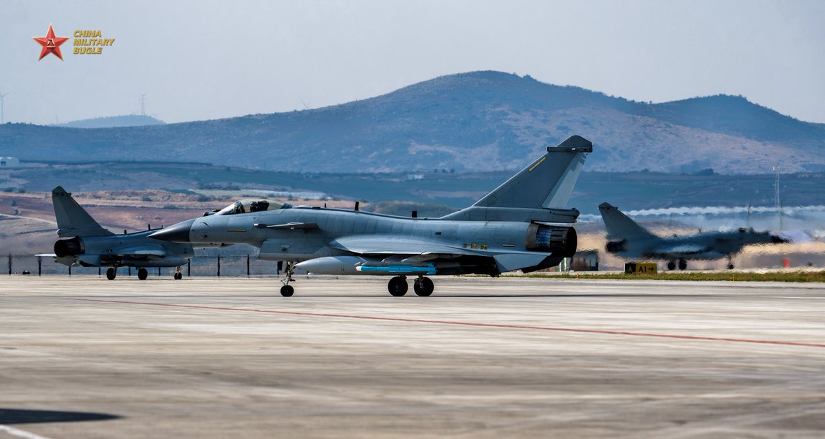 ChinaMilBugle's tweet image. Wheels Up, Fight On:
Photos show J-10 Fighter jets attached to an aviation brigade of the air force under Chinese PLA Southern Theater Command getting ready for an air combat training exercise, honing the troops' combat readiness.

#PLA #AirForce #J10CE
#ChinaMilitary