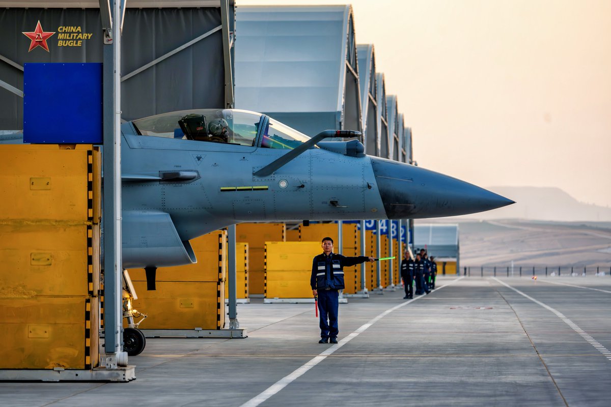 ChinaMilBugle's tweet image. Wheels Up, Fight On:
Photos show J-10 Fighter jets attached to an aviation brigade of the air force under Chinese PLA Southern Theater Command getting ready for an air combat training exercise, honing the troops' combat readiness.

#PLA #AirForce #J10CE
#ChinaMilitary