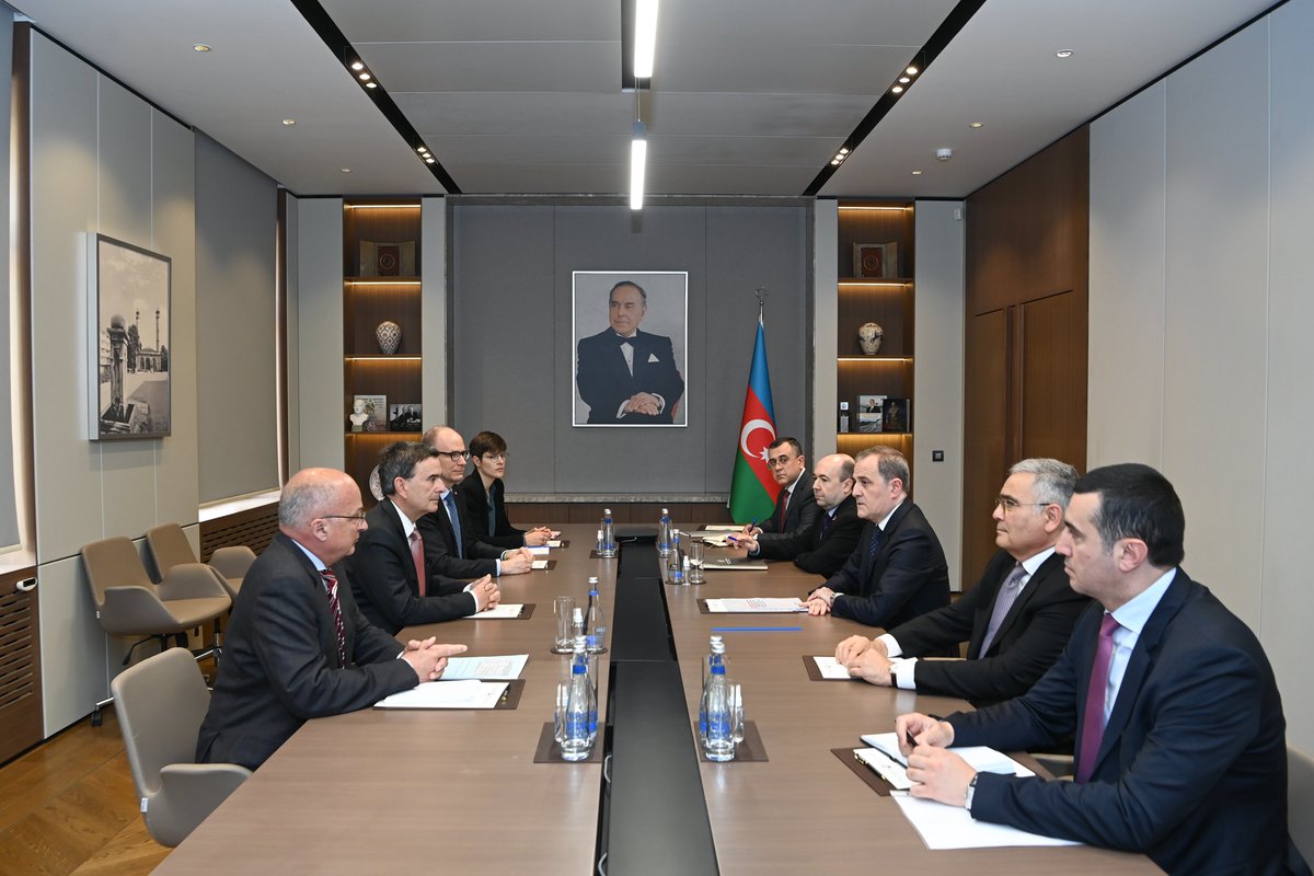 AzerbaijanMFA's tweet photo. Nazir Ceyhun Bayramovun İsveçrənin dövlət katibinin müavini, Federal Xarici İşlər Departamentinin Avrasiya Şöbəsinin rəhbəri Pier-İv Fuksla görüşünə dair mətbuat məlumatı

⬇️⬇️⬇️

https://t.co/1nd8kMQ5gb https://t.co/6mYOcXb8Vr