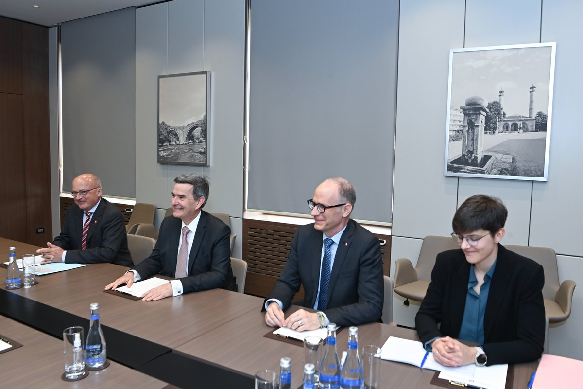 AzerbaijanMFA's tweet photo. Nazir Ceyhun Bayramovun İsveçrənin dövlət katibinin müavini, Federal Xarici İşlər Departamentinin Avrasiya Şöbəsinin rəhbəri Pier-İv Fuksla görüşünə dair mətbuat məlumatı

⬇️⬇️⬇️

https://t.co/1nd8kMQ5gb https://t.co/6mYOcXb8Vr