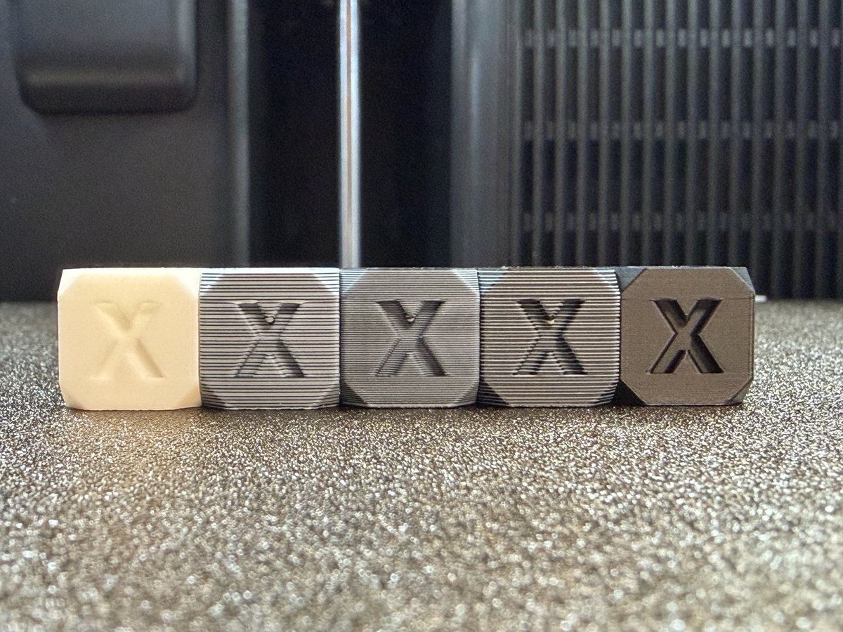 panda_love2156's tweet image. 追加検証！🎨 
単色（白・黒）と並べて比較すると、色の変化がより分かりやすくなりました。

左から【白、7:3、5:5、3:7、黒】の順。 

1枚目：積層0.12mm（馴染み◎） 
2枚目：積層0.24mm（質感強め）

実は「天面の仕上げ」で面白い発見があったのでリプライに続けます↓
#BambuLab #3Dプリンター