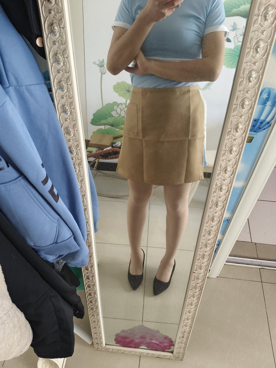 she_meng6666's tweet photo. 今天试了一下好利来的工作服，还可以哎
#男娘 https://t.co/1qLpbJl9yl