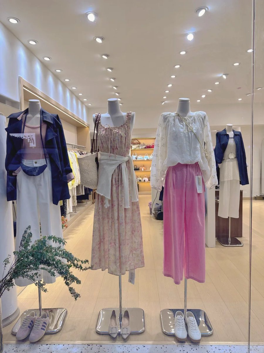 DikondaKumar's tweet photo. Thank you Xiaohongshu for making my shop go viral 🙏 https://t.co/PFMZPF7suW
