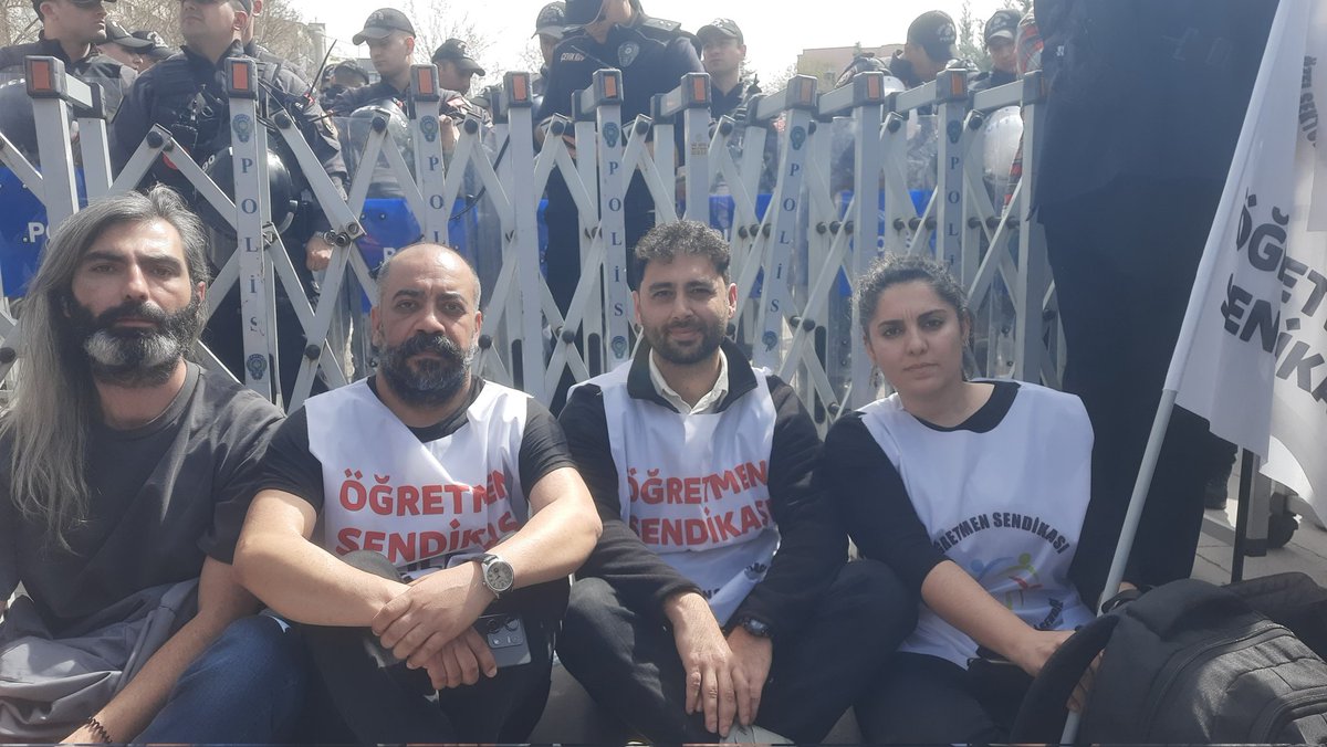 Tüm eğitim emekçilerini Yaşam Nöbeti'ne destek olmaya çağırıyoruz. Özel Sektör Öğretmenleri Sendikası, Eğitim Sen, Eğitim İş, TÖB-Sen Milli Eğitim Bakanlığı önünde nöbet başlattı. Gece Milli Eğitim Bakanlığının önünde geçirilecek. Sendikalar illerde bulunan üyelerine Ankara'da