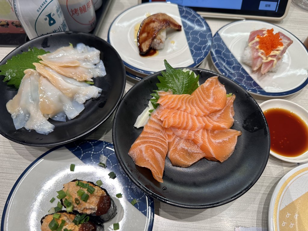 三文鱼里面有寄生虫。吃多了寄生虫就会操控你的大脑，让你去吃三文鱼。