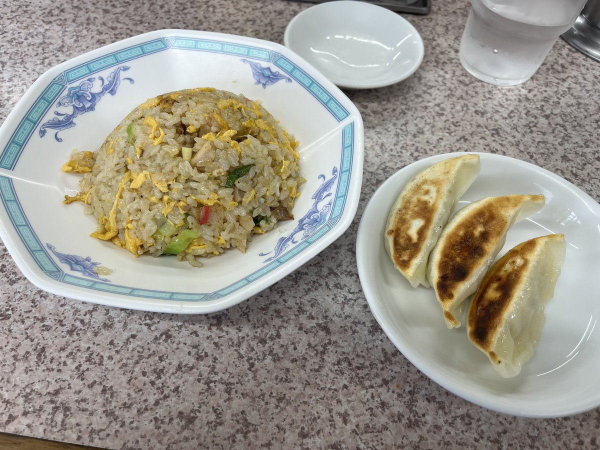 dddds1mr_q's tweet photo. みそ一発2 @千歳船橋 
辛みそ肉タンメンセット

腹パンセット
ノスな味噌味に油通した肉が美味い
パンチというよりはマイルド
野菜は多めもできるがこれは普通
セットの炒飯も濃い街中華な感じでかなり美味い
食事時、汗だく必死、もう夏が近い

#ラーメン #味噌ラーメン #みそ一発2 #千歳船橋 https://t.co/ivIao4tavk