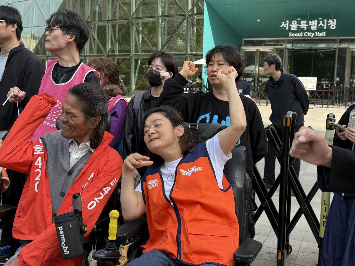 sadd0420S's tweet photo. 🔥 4/15 조상지의 오운완 : 오늘의 선거운동 완료! 오늘의 권리는 아직!
https://t.co/bKPL7qwKd9

오늘 저는 서울시청 앞에서, 권리중심공공일자리를 왜곡하고 전장연과 위탁기관들을 범죄집단처럼 몰아세웠던 고소고발 사건의 최종 무혐의 결과를 확인하는 기자회견에 함께했습니다.

결론은 분명했습니다.
처음부터 범죄는 없었습니다.

2023년 국민의힘은 권리중심공공일자리를 ‘보조금 유용’, ‘시위 일당’이라고 몰아갔습니다. 전장연과 위탁기관을 범죄집단처럼 몰아세웠고, 최중증장애인의 정당한 노동을 조롱했습니다. 장애인이 자기 권리를 말하고, 유엔장애인권리협약을 알리고, 차별을 고발하고, 세상을 바꾸자고 외치는 일을 마치 불법인 것처럼 뒤집어씌웠습니다.

그러나 결국 오늘 모든 것이 드러났습니다. 전장연과 권리중심공공일자리 위탁기관들에 대한 고소고발은 전원 혐의없음으로 끝났습니다. 2년 10개월이나 끌고 간 수사의 끝에서 확인된 것은 너무도 단순한 사실입니다.

"처음부터 범죄는 없었다. 처음부터 거짓뿐이었다."

그런데 이 거짓이 이렇게까지 눈덩이처럼 불어 지난한 고소고발이 되기까지, 또 한명의 중대한 책임자가 있습니다. 바로 오세훈 서울시장입니다. 

서울시는 권리중심노동이 무엇인지 누구보다 잘 알고 있었습니다. 그렇기에 설명해야 했습니다. 보호해야 했습니다. 그런데 오세훈 서울시장은 바로잡기는커녕 국민의힘의 왜곡에 발맞추어 권익옹호 직무를 삭제했고, 결국 2024년 예산을 전액 삭감해 400명의 최중증장애인 노동자와 전담인력 50명을 거리로 내몰았습니다. 거짓선동이 먼저였고, 해고는 그 뒤를 따랐습니다. 거짓말이 길을 열었고, 오세훈은 그 길을 따라 장애인 노동을 짓밟았습니다.

그러고도 오세훈은 끝까지 뻔뻔합니다.
“고용한 적이 없으니 해고한 적도 없다”고 했습니다.
정말 야비한 말장난입니다.

매일 출근했고, 매일 일했고, 매일 권리를 외쳤던 400명의 최중증장애인 노동자들의 시간을 통째로 지워버리겠다는 말 아닙니까. 서울시 예산으로, 서울시 사업으로, 서울시가 설계하고 서울시가 운영한 일자리에서 일한 노동자들을 두 눈 똑바로 보고도 “해고한 적 없다”고 한다니요. 그렇게 말장난한다고 책임에서 도망칠 수 있을 줄 압니까. 그렇게 비겁하게 발을 빼면 해고가 없던 일이 됩니까. 결코 그렇지 않습니다. 그럴수록 더 분명해질 뿐입니다. 권리중심노동을 부당하게 탄압하고, 그 거짓을 명분 삼아 400명을 집단해고한 책임은 끝내 오세훈 서울시장 당신에게 돌아가게 되어있습니다.

이제 혐의없음이 공식 확인되었습니다.
그렇다면 이제 끝났다고 말할 수 없는 것도 분명해졌습니다.

사건은 무혐의로 종결되었지만 해고는 지금도 현재진행형입니다.
고소고발은 끝났지만 권리중심노동자들의 삶은 아직 복직되지 못했습니다.
거짓은 무너졌지만, 그 거짓 위에 세워진 해고는 아직 철회되지 않았습니다.

그러니 이제 우리가 해야 할 일은 분명합니다.
오세훈을 심판해야 할 차례입니다.

이번 무혐의 결정을 그저 억울함을 조금 풀어주는 결론으로 끝나서는 안됩니다. 누가 거짓말을 했는지, 누가 그 거짓을 키웠는지, 누가 그 거짓 위에서 최중증장애인의 노동권을 짓밟았는지 명명백백히 드러내고 그에 대한 책임을 끝까지 묻는 준엄한 심판의 시발점이어야합니다.

이제 남은 것은 오세훈 서울시장의 사과와 복직입니다.
아니, 더 정확히 말하면 사과와 복직을 투쟁으로 받아내는 일입니다.
우리는 끝끝내 부당하게 해고된 400명의 권리중심노동자들과 약탈당한 일터로, 삶터로 돌아갈 것입니다.

다시한번 분명히 말합니다. 지금부터 시작입니다.
오세훈 서울시장이 벌여온 야만적인 장애인권리 약탈을 계속 드러낼 것입니다. 권리중심노동만이 아닙니다. 탈시설 권리도, 이동권도, 노동권도, 장애인이 서울에서 시민으로 살아갈 권리도, 오세훈 서울시는 끊임없이 약탈해왔습니다. 우리는 그것을 하나하나 끝까지 밝혀내고, 약탈당한 권리를 하나하나 끝까지 되찾을 것입니다.
무혐의에서 그치지 않고 모든 권리중심해고노동자 400명이 원직복직 될 때까지 끝까지 시민여러분도 함께 해주십시오.

🎯https://t.co/fWFVNy6Xnw
📢 국민 031601-04-258822 조상지 후원회(서울시의원선거)
🤝후원금 영수증 신청 https://t.co/5YNPlX6NP4

🔓Sangji Opens Seoul
서울이 보내는 SOS에, 상지가 선거로 응답합니다.
여러분도 함께 응답해주세요.

🎉후원안내
※ 반드시 개인이름으로 입금해야 하며, 단체명 후원은 불가능합니다.
※ 국내외 법인, 단체, 공무원, 외국인의 후원은 불가합니다.
• 세제혜택 10만원 이하 전액 세액공제 환급, 10만원 초과 15% 공제
• 후원한도 개인한도 500만원까지 후원가능
• 익명후원 1회 10만원 이하, 연간 120만원까지 가능 (익명 후원시 세액공제를 받을 수 없습니다)