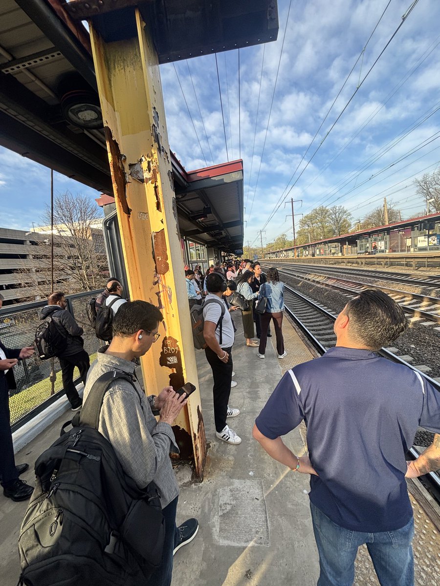 Kays11's tweet image. @NJTRANSIT_NEC Another day, another NEC delay.  @NJTRANSIT will never get their act together. Not in my lifetime at least. The cancelled 7:19am from Metropark is not even listed. #Delays #Cancellations #LateToWorkAgain @GovSherrillNJ