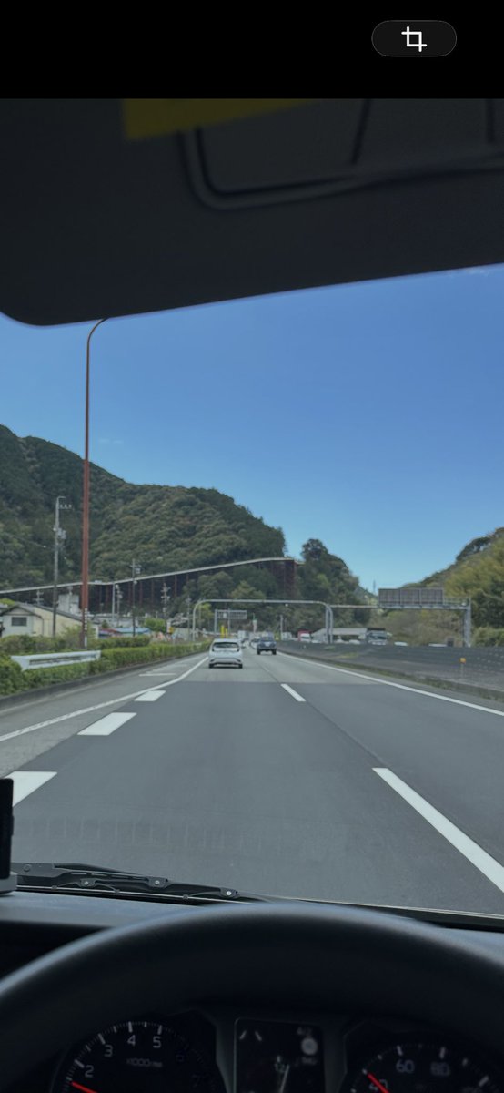 61012Kao's tweet photo. 静岡市の国道一号線の1番西側ですが、山の真ん中の道のような橋のようなもの、なんたかわかりますか？？ https://t.co/GrzaE1pxXp