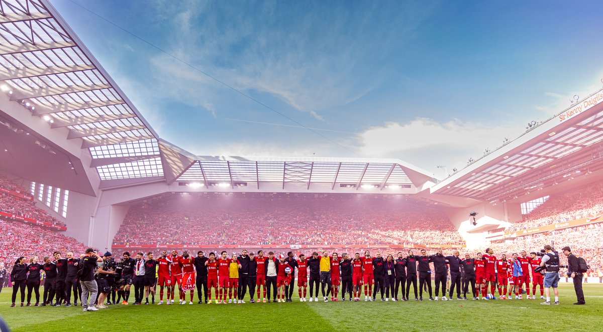 TheAnfieldWrap's tweet photo. 🏆A special moment after we became Premier League Champions a year ago

Probably the greatest picture of all time https://t.co/l91tiuvFeo