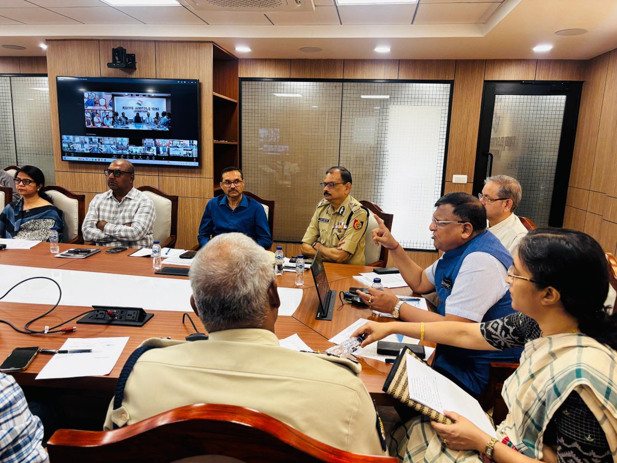 CEOWestBengal's tweet image. CEO West Bengal conducting a meeting in presence of CS, Home Secretary, DGP, CP, SPNO &amp;amp; iG CAPF and other Officers regarding Law &amp;amp; order, webcasting planning &amp;amp; key points of the state for the upcoming WBLA Elections 2026 at CEO office, today.
#WBLA2026 #Meeting 
@ECISVEEP
