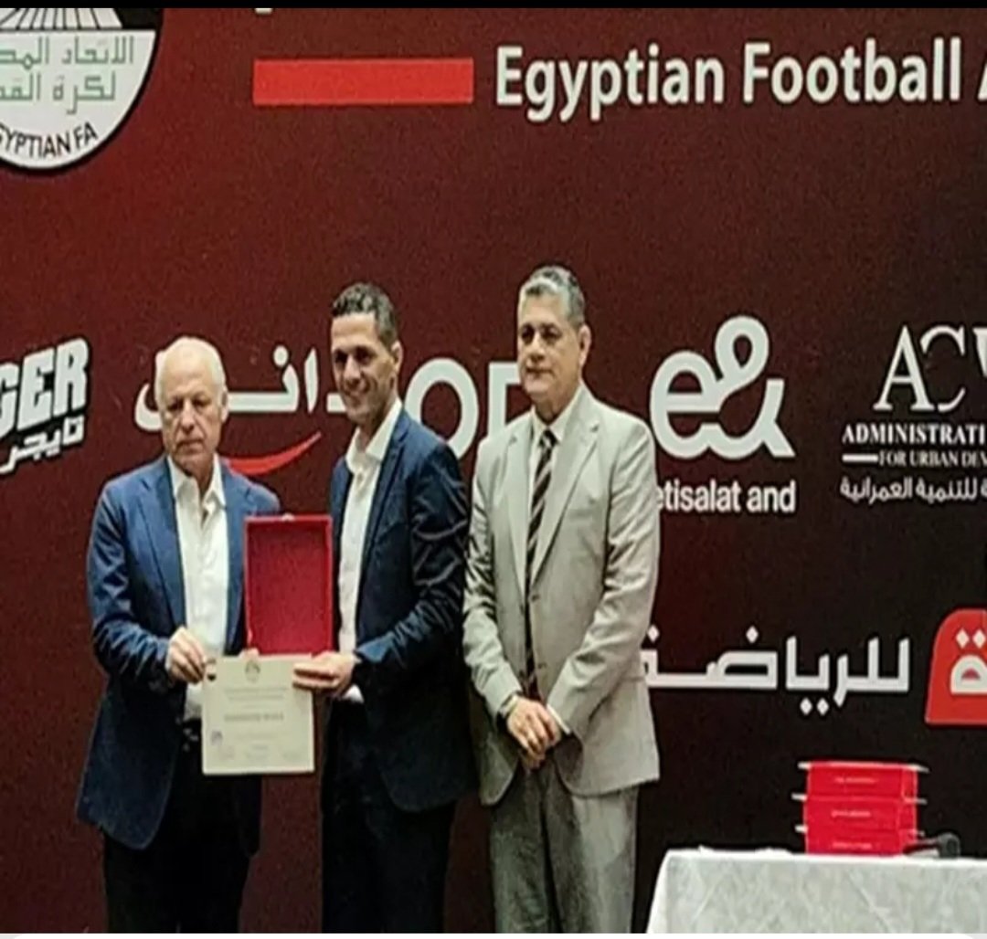 aymanstar40's tweet photo. هل يوجد بجاحة أكثر من كدا ؟ إتحاد الكرة يكرم محمود وفا ويمنحه الشارة الدوليه https://t.co/dwNnemogbS