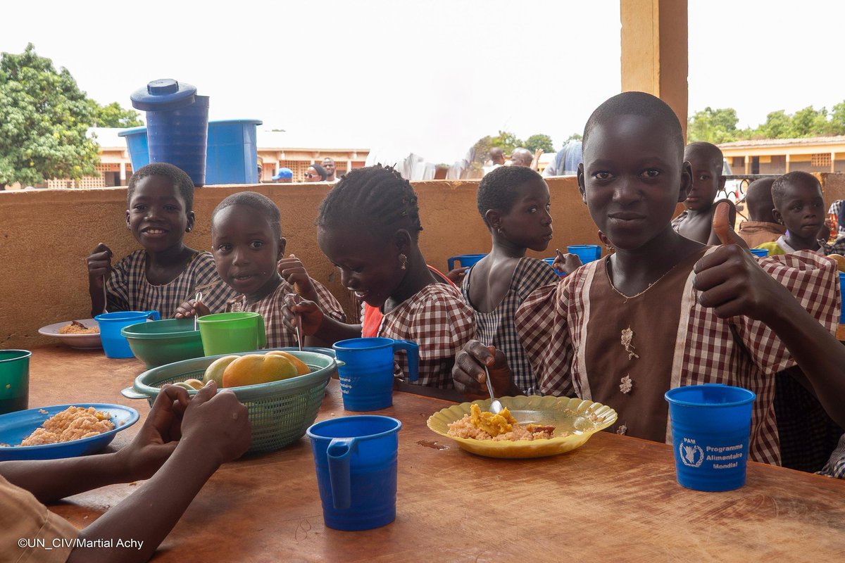 ONU_CIV's tweet photo. 🥘 À Fapaha, au Nord, l’alimentation scolaire nourrit bien plus que les enfants. 
Un projet intégré de @WFP_Cotedivoire combine plusieurs impacts clés :
👩🏾‍🌾 soutenir les revenus des femmes
🌾 valoriser la production locale
📚 renforcer l’éducation &amp; l’alphabétisation https://t.co/i5B3N4E2ec