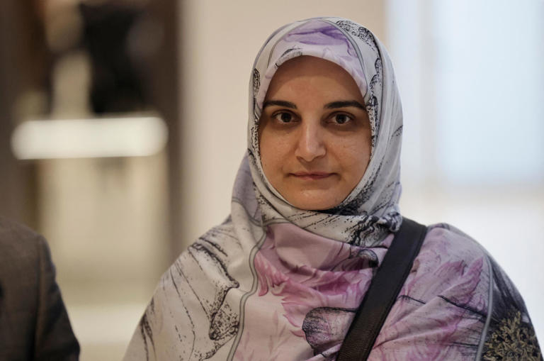 Mahdieh Esfandiari, membre iranienne de l'IRGE condamnée en France pour apologie du terrorisme, est rentrée en Iran. Son retour intervient après celui de Cécile Kohler et Jacques Paris, détenus près de 4 ans à Téhéran.