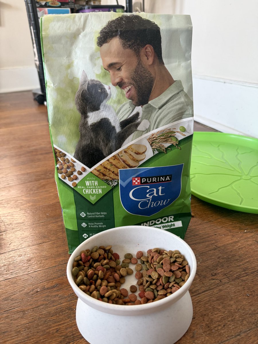 bobr77777's tweet photo. Purina #CatChow has completely changed from one bag to the next, coinciding with the new photo on bag exterior. Same weight but the food is noticeably different. Smaller, flatter kibbles.
#shrinkflation #chewy https://t.co/IKlg8Mgvjg