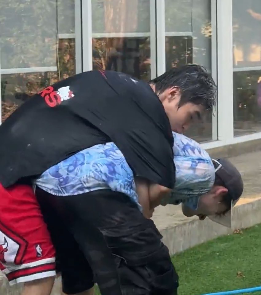 whocaresC_C's tweet image. เทศกาลสงกอดปะพีเจ แม่ก็อยากจะถามนิดหน่อยว่าทั้งคลิปนี่ปล่อยน้องกี่วิ งงมากนะ พาไปเล่นเชียงใหม่เลยมั้ยล่ะ 🌝
#พีเจเลออน #PJLEON