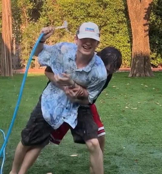 whocaresC_C's tweet image. เทศกาลสงกอดปะพีเจ แม่ก็อยากจะถามนิดหน่อยว่าทั้งคลิปนี่ปล่อยน้องกี่วิ งงมากนะ พาไปเล่นเชียงใหม่เลยมั้ยล่ะ 🌝
#พีเจเลออน #PJLEON