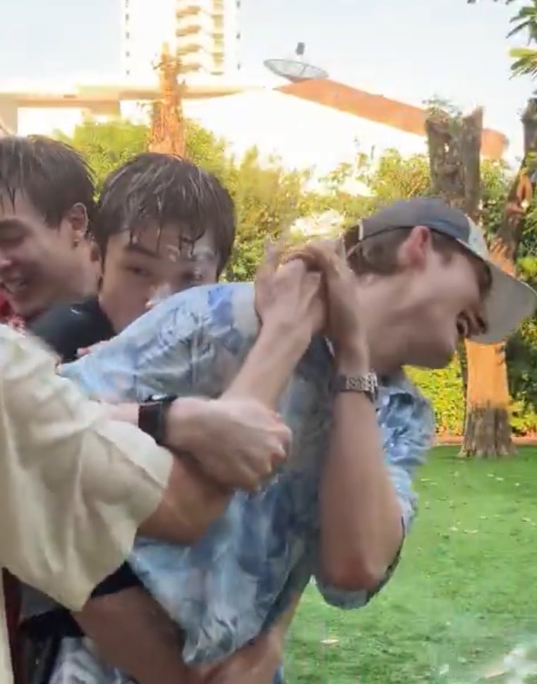 whocaresC_C's tweet image. เทศกาลสงกอดปะพีเจ แม่ก็อยากจะถามนิดหน่อยว่าทั้งคลิปนี่ปล่อยน้องกี่วิ งงมากนะ พาไปเล่นเชียงใหม่เลยมั้ยล่ะ 🌝
#พีเจเลออน #PJLEON