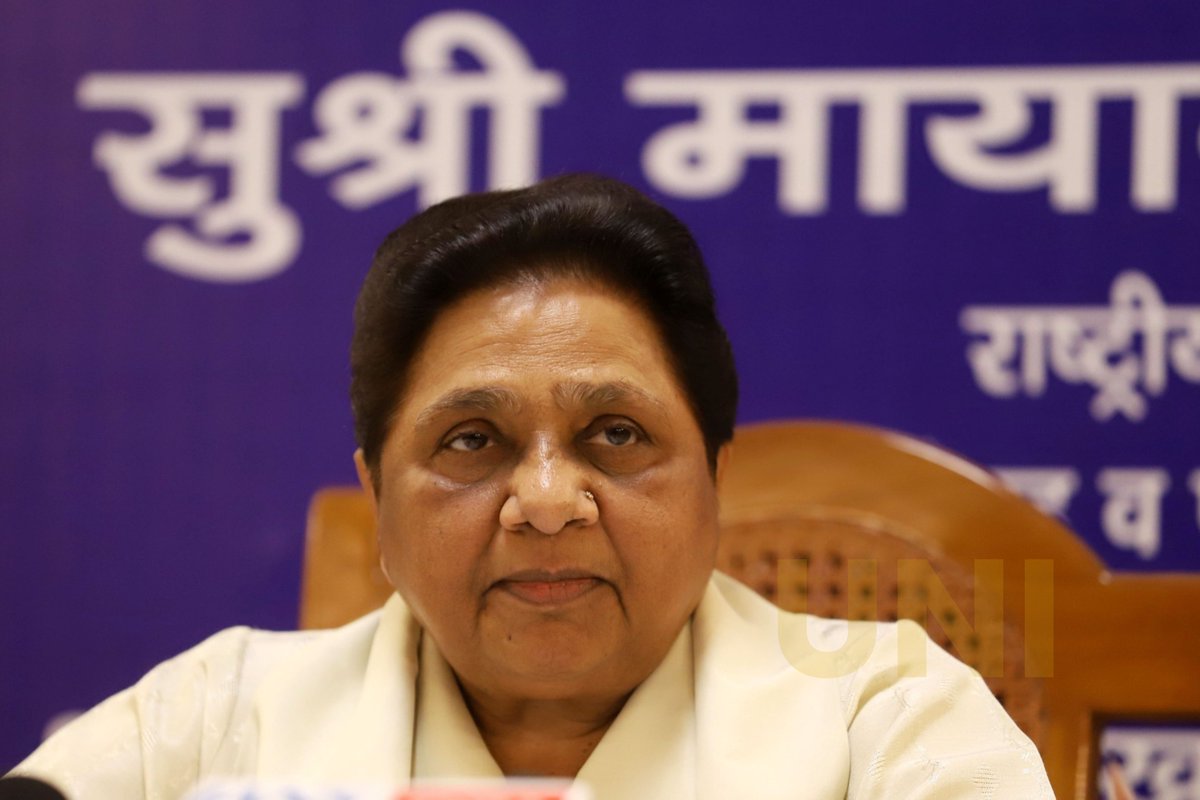 UNI_Photos's tweet image. In Photos | Bahujan Samaj Party (BSP) chief Mayawati addressed a press conference at her residence in Lucknow. 

📸: Sumit Kumar / UNI 

@bspindia | @Mayawati  | @satishmisrabsp | #Mayawati | #BSP | #BahujanSamajParty | #Lucknow | #PressConference | #UttarPradesh | #UNI