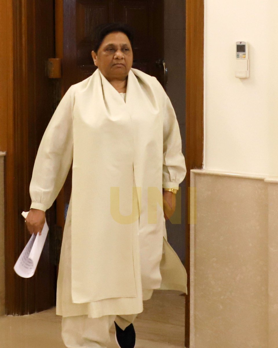 UNI_Photos's tweet image. In Photos | Bahujan Samaj Party (BSP) chief Mayawati addressed a press conference at her residence in Lucknow. 

📸: Sumit Kumar / UNI 

@bspindia | @Mayawati  | @satishmisrabsp | #Mayawati | #BSP | #BahujanSamajParty | #Lucknow | #PressConference | #UttarPradesh | #UNI