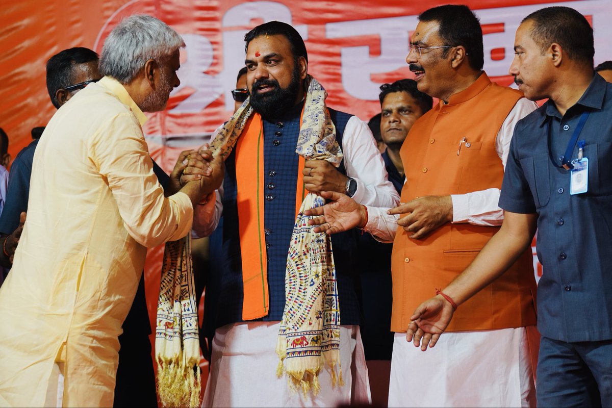 Satishkumar2601's tweet photo. आज प्रदेश भाजपा कार्यालय में बिहार के आदरणीय मुख्यमंत्री श्री @samrat4bjp जी को अंगवस्त्र भेंट कर आत्मीय स्वागत एवं अभिनंदन किया तथा उन्हें हार्दिक बधाई एवं शुभकामनाएं प्रेषित कीं। 

#BJPBihar
#SamratChoudhary
#satishkumar 
#bihar 
#raghopur https://t.co/TZx0s8CZH8