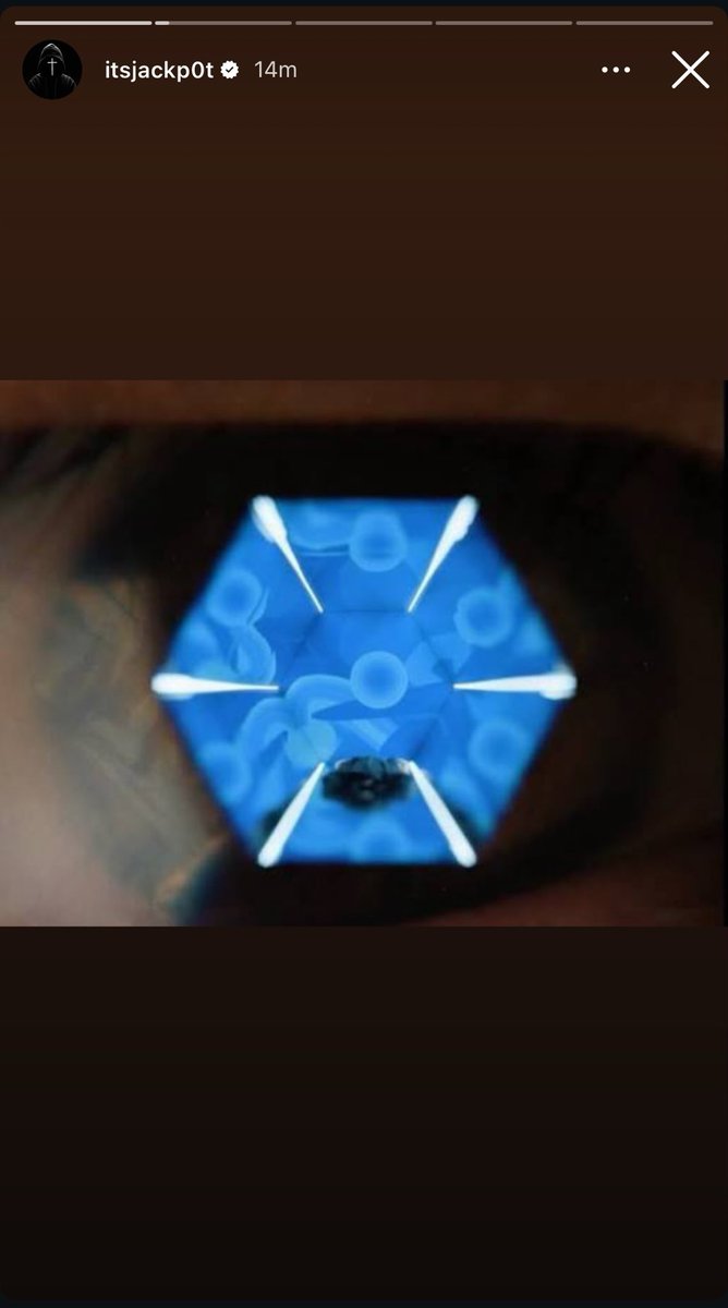 seungt0phyun's tweet image. JACKPOT via instagram 👁️🪐

Studio54 MV frame, this confirms T.O.P’s love for space and one of the many meanings of the mv’s beautiful shots ✨

#TOP #TTTOP #최승현 #탑 #AnotherDimension