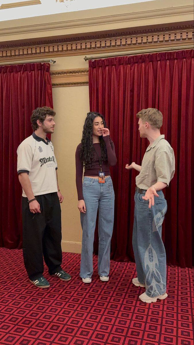 ardorxia's tweet photo. Just met max and george, looks like max is yelling at us by that bulging vein https://t.co/H22KN7Tbee
