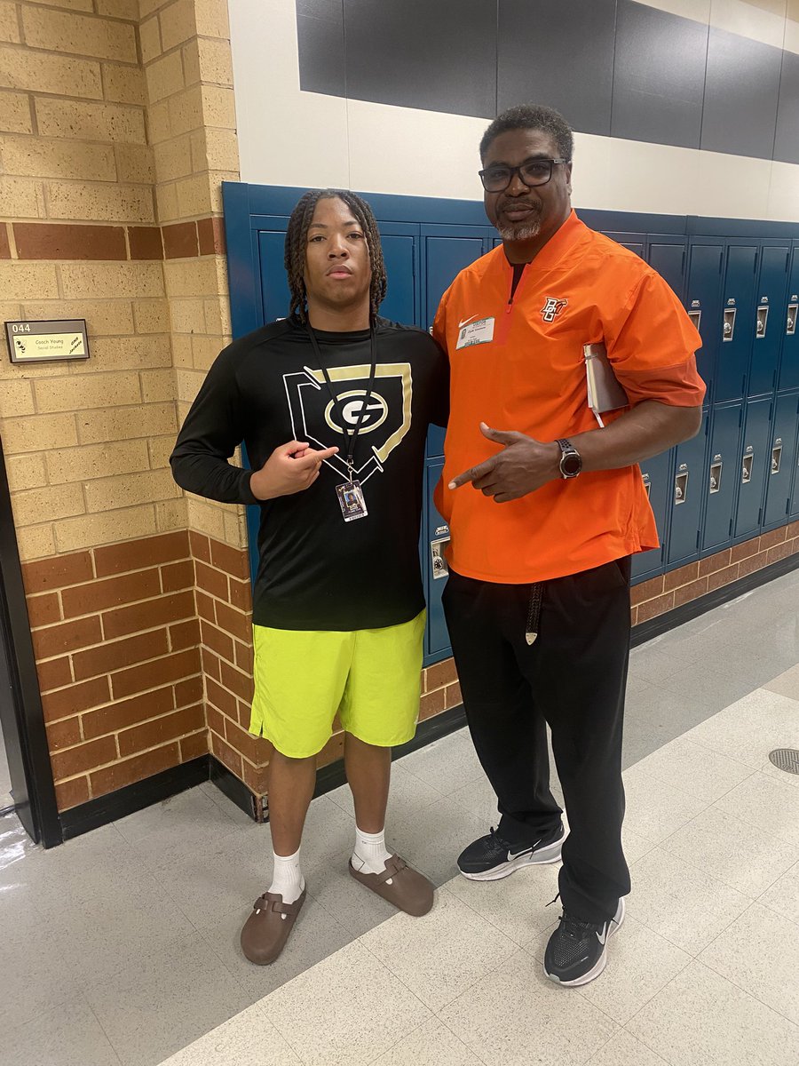 Started this morning off GREAT had Coach Clyde come by and speak with me. 
More than blessed 🙏🏾 #AGTG #Greermade #staydown <a href="/GreerSpeed/">Greer Speed & Strength</a> <a href="/GreerNewsSports/">Greer News Sports</a> <a href="/GreerRecruits/">Greer Football</a> <a href="/CoachClyde96/">Clyde Simmons</a>