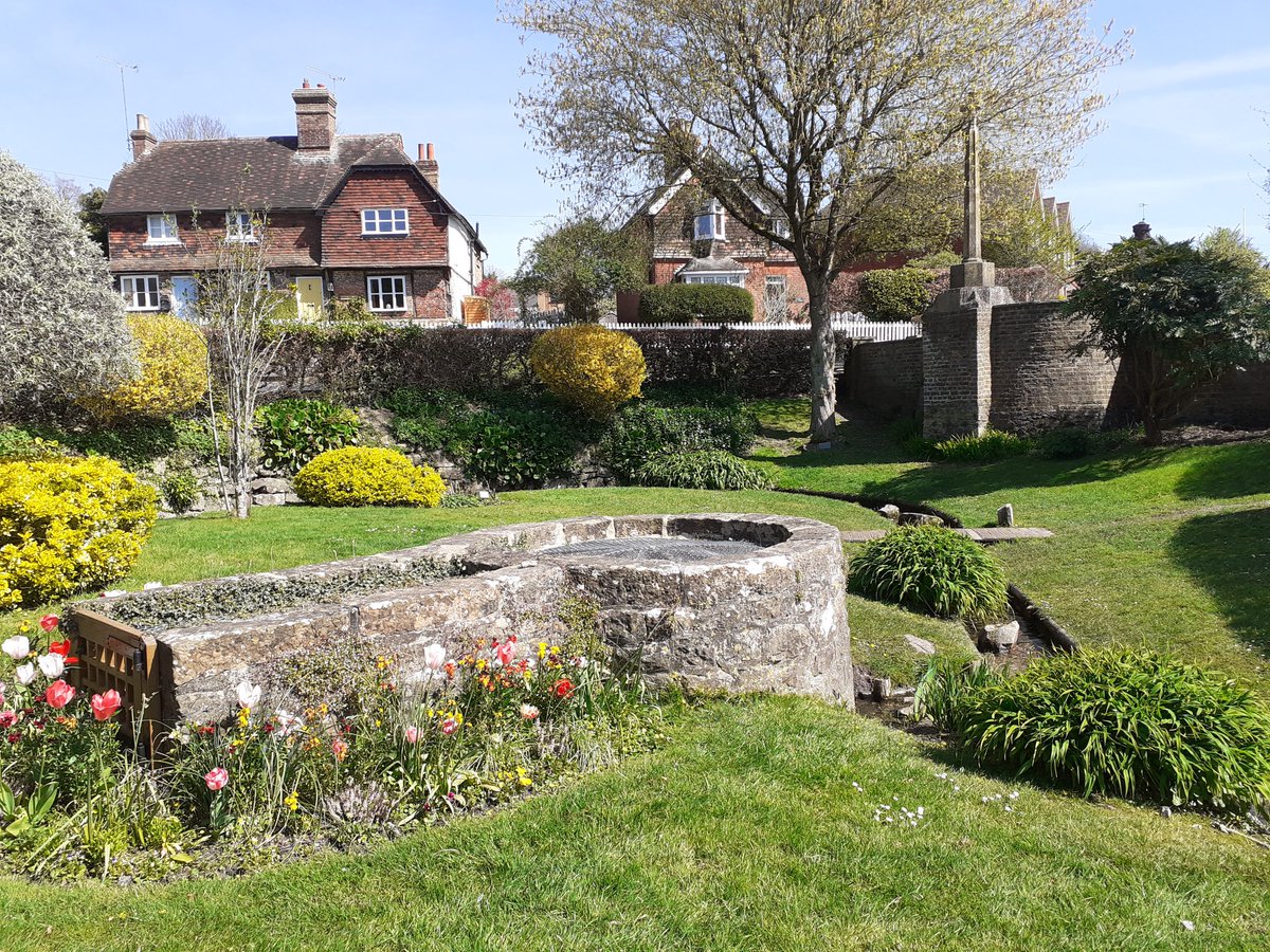 pwight62's tweet image. This is St Edith's well. It's a historic holy well dedicated to the 10th century Saxon saint. According to local legend the well water was believed to cure eye complaints. 
#Kemsing #Kent