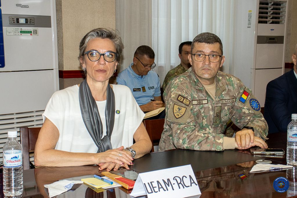 EUAM_RCA's tweet image. EUAM RCA renforce la coordination DDRR/RSS lors de la 12e session du Comité stratégique, en contribuant à l’alignement des acteurs et à la cohérence des processus.
#Coordination #Sécurité #EUAMRCA