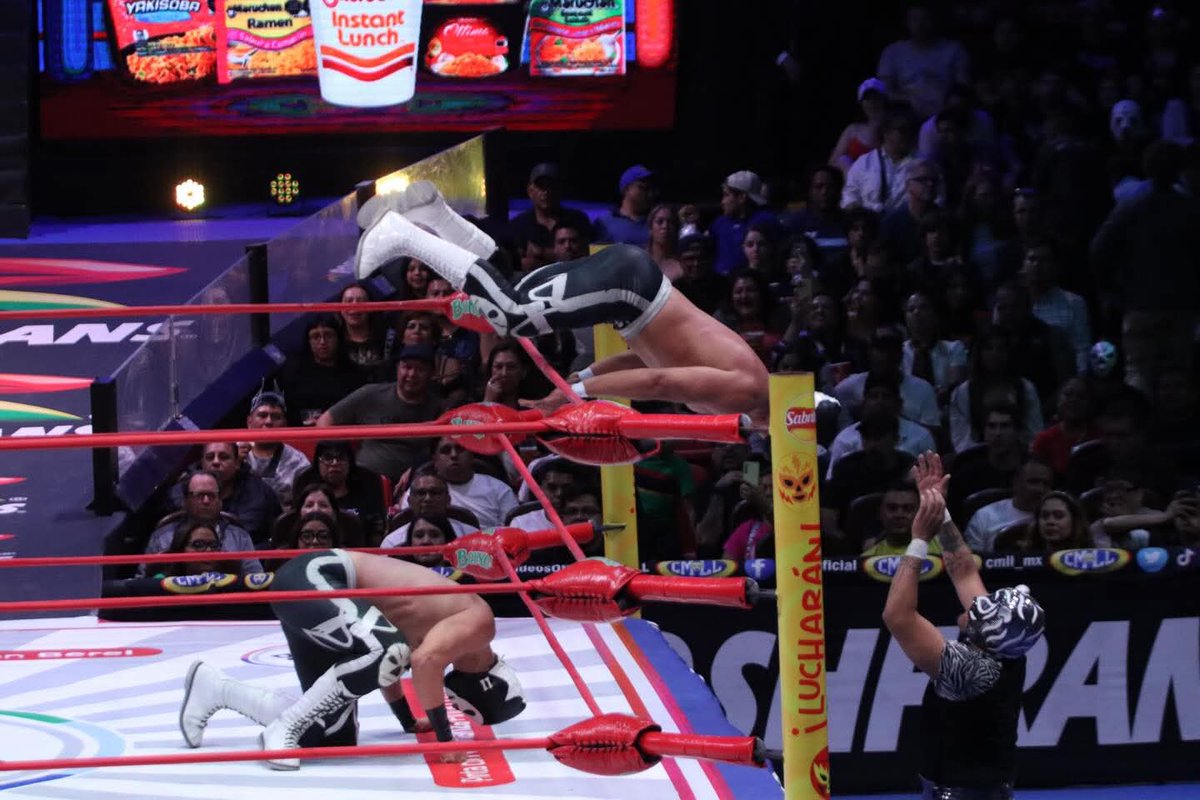 LaTijeraLucha's tweet photo. Duelo de fraternos #CMLL ❗️
La afición se desborda en aplausos ante el triunfo de #CalaveraJrI y #CalaveraJrII al derrotar a #HijoDePantera y #Pantera,encuentro de gran velocidad ida y vuelta donde la espectacularidad se hizo presente y los tapatíos salen con la mano en alto… https://t.co/89q3zuKcHH