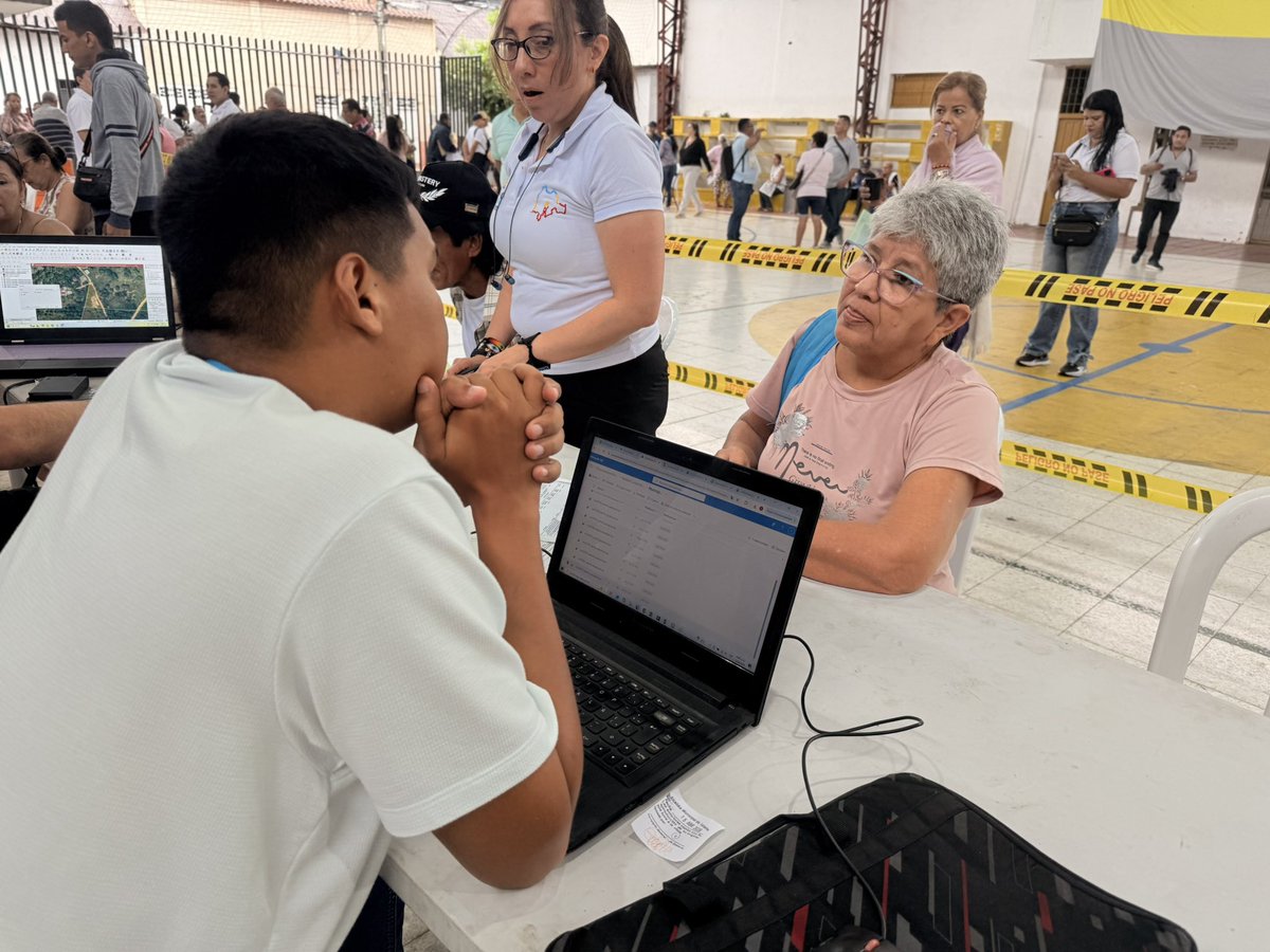 ACatastralCund's tweet image. #AEstaHora La #ACC, en articulación con @GobCundinamarca, liderada por @JorgeEmilioRey, adelanta mesa de diálogo y atención a la ciudadanía en Tocaima. Escuchamos, atendemos y cumplimos compromisos. #SomosUnGobiernoCercano