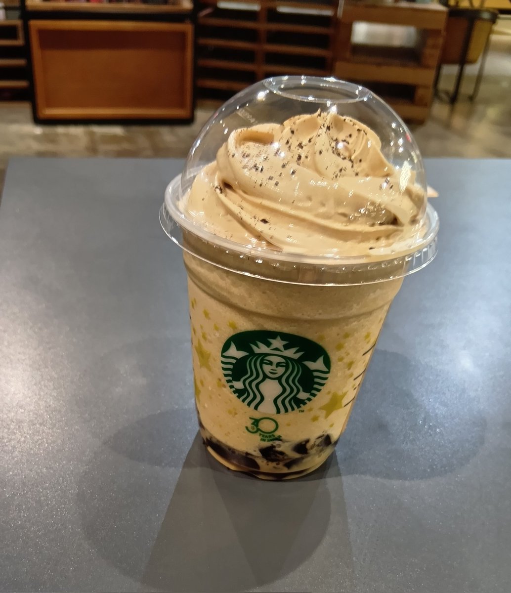 スタバのやつコーヒーゼリーが美味しいときき行ってきた⤴️
しっかり苦み感じるコーヒーゼリーにホイップもビターで美味しかった😋

中心部だと売り切れらしいけど守山のモバイル見たらあったから行ってきた✨
(夜でもあったよ😌)
