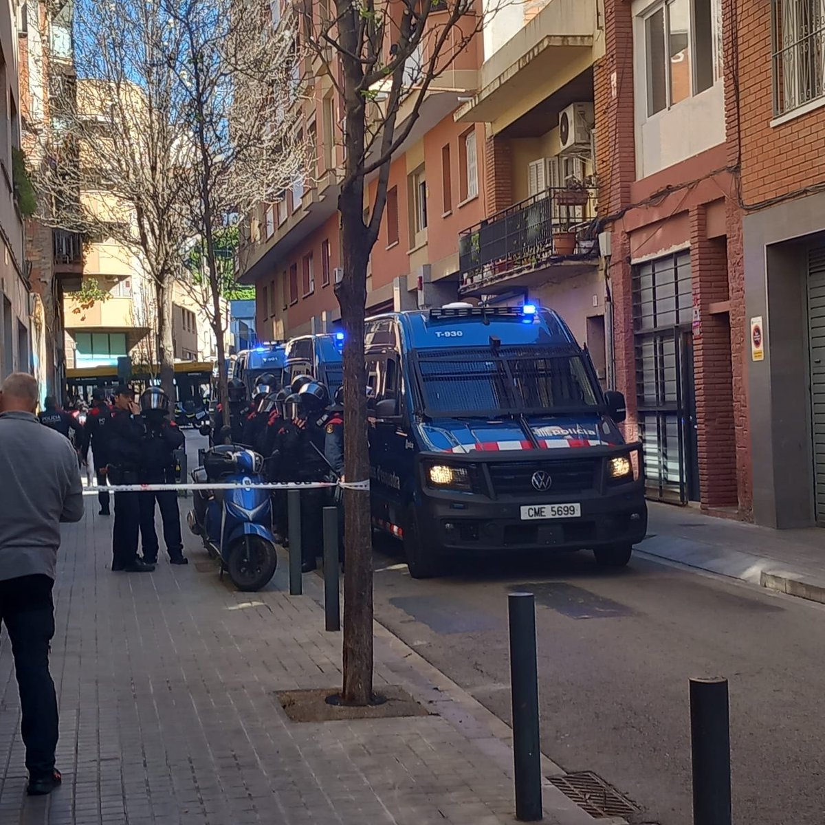 AVVSomSEulalia's tweet photo. Avui han fet fora de casa seva a l'Olga (amb 2 filles)... com a tantes altres veïnes de #SantaEulàlia i #LHospitalet

Vergonya d'administracions inútils!

Agraïment infinit al veïnat que ha intentat aturar-ho i a la gent del @Hospitalet_SHSC per acompanyar-les.

 #SomSantaEulàlia https://t.co/icfsKOD0jY