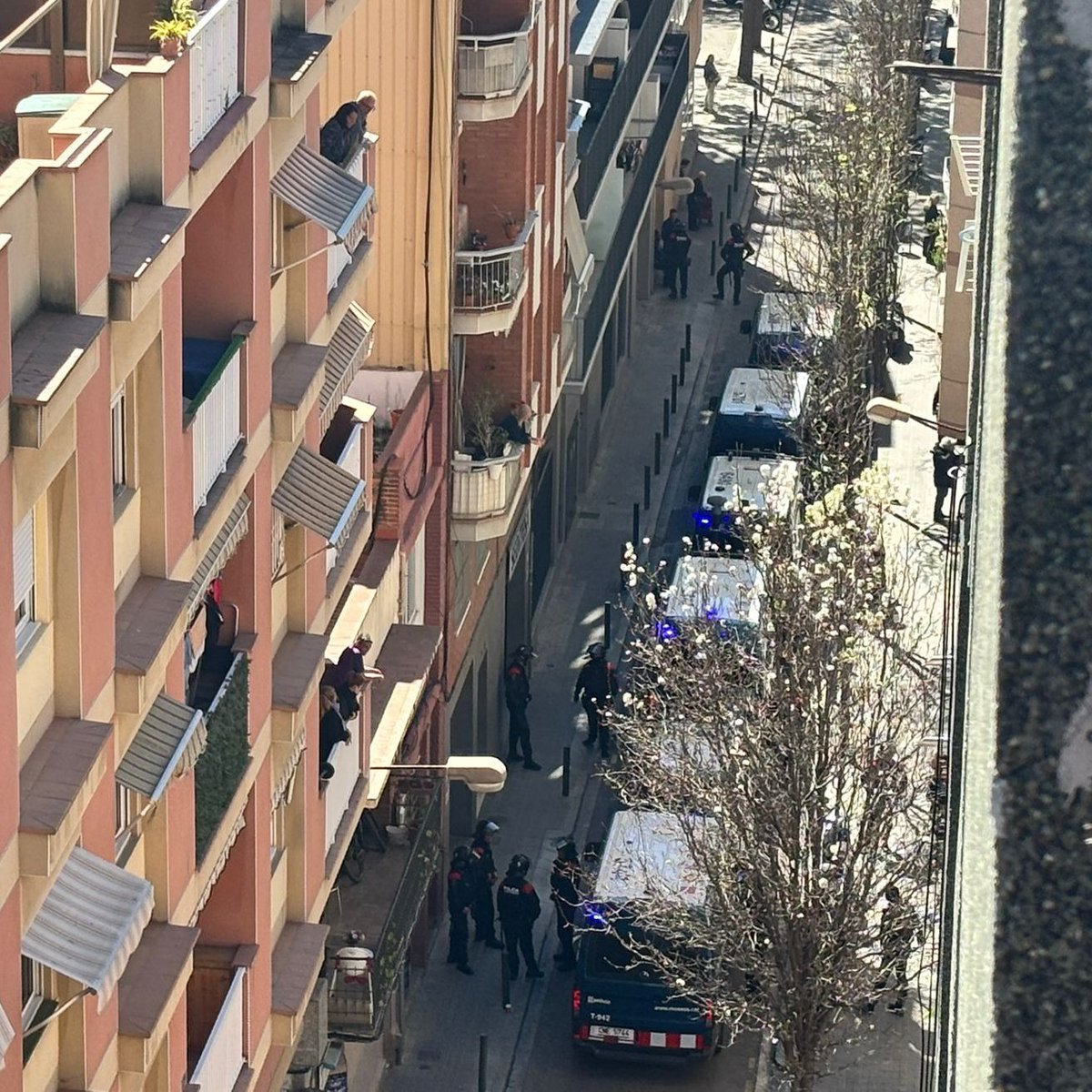 AVVSomSEulalia's tweet photo. Avui han fet fora de casa seva a l'Olga (amb 2 filles)... com a tantes altres veïnes de #SantaEulàlia i #LHospitalet

Vergonya d'administracions inútils!

Agraïment infinit al veïnat que ha intentat aturar-ho i a la gent del @Hospitalet_SHSC per acompanyar-les.

 #SomSantaEulàlia https://t.co/icfsKOD0jY