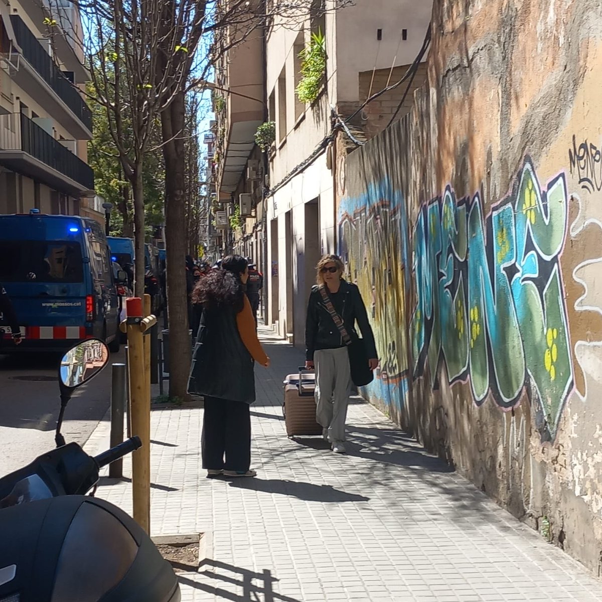 AVVSomSEulalia's tweet photo. Avui han fet fora de casa seva a l'Olga (amb 2 filles)... com a tantes altres veïnes de #SantaEulàlia i #LHospitalet

Vergonya d'administracions inútils!

Agraïment infinit al veïnat que ha intentat aturar-ho i a la gent del @Hospitalet_SHSC per acompanyar-les.

 #SomSantaEulàlia https://t.co/icfsKOD0jY