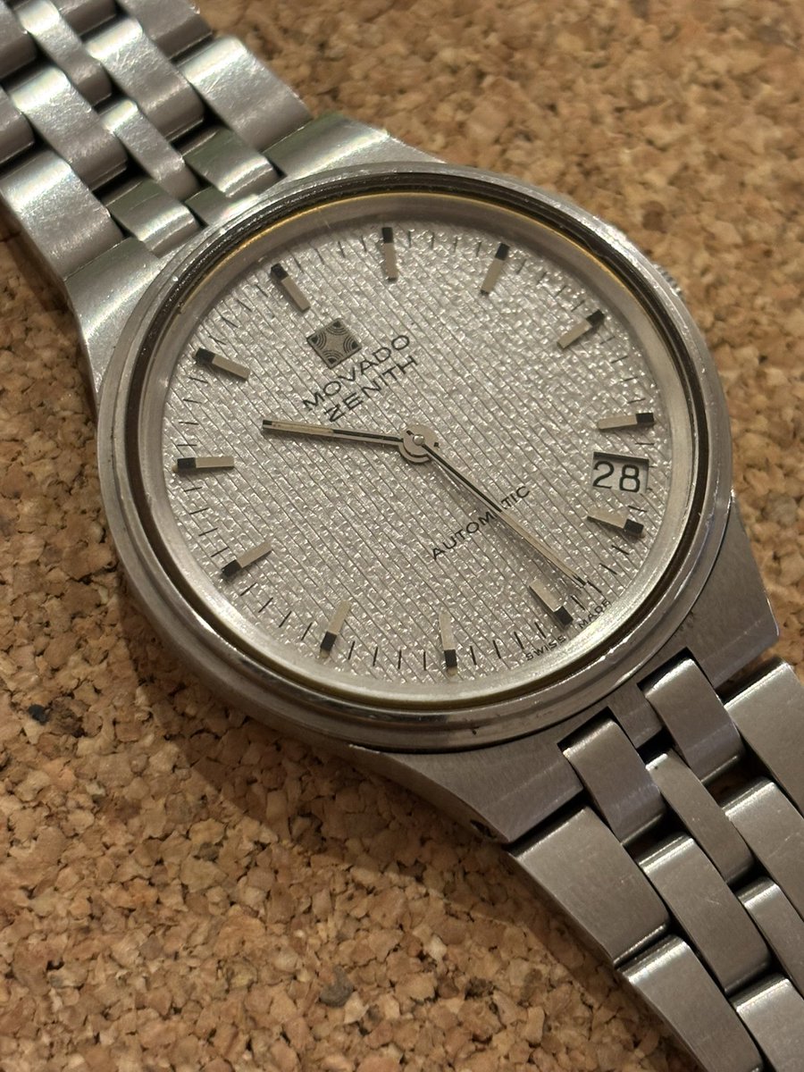 nng04's tweet photo. 凄い不思議な時計を買ってしまった。
Zenith × Movado
ベースムーブメント、UNIVERSAL GENEVE cal.2-66又は67

調べたらクォーツが台頭してゼニス・ラジオ・コーポレーション時代の時計との事
自動巻きですが薄い、凄い薄い。
しかも文字盤が良い

良い

これでオリエント位の金額は買って正解でした https://t.co/BwohneTBR0