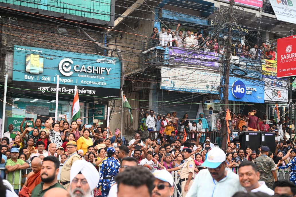 AITCofficial's tweet image. From the streets to the balconies, from the pavements to the rooftops, Siliguri turned out in force.

Every inch of every street lined with people who came not because they were asked to, but because she is theirs and they are hers.

This is what Didi's padyatra in Siliguri