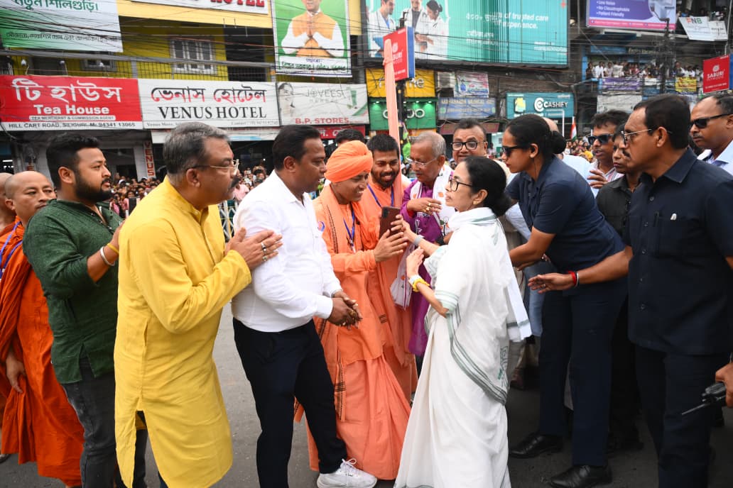 AITCofficial's tweet image. From the streets to the balconies, from the pavements to the rooftops, Siliguri turned out in force.

Every inch of every street lined with people who came not because they were asked to, but because she is theirs and they are hers.

This is what Didi's padyatra in Siliguri