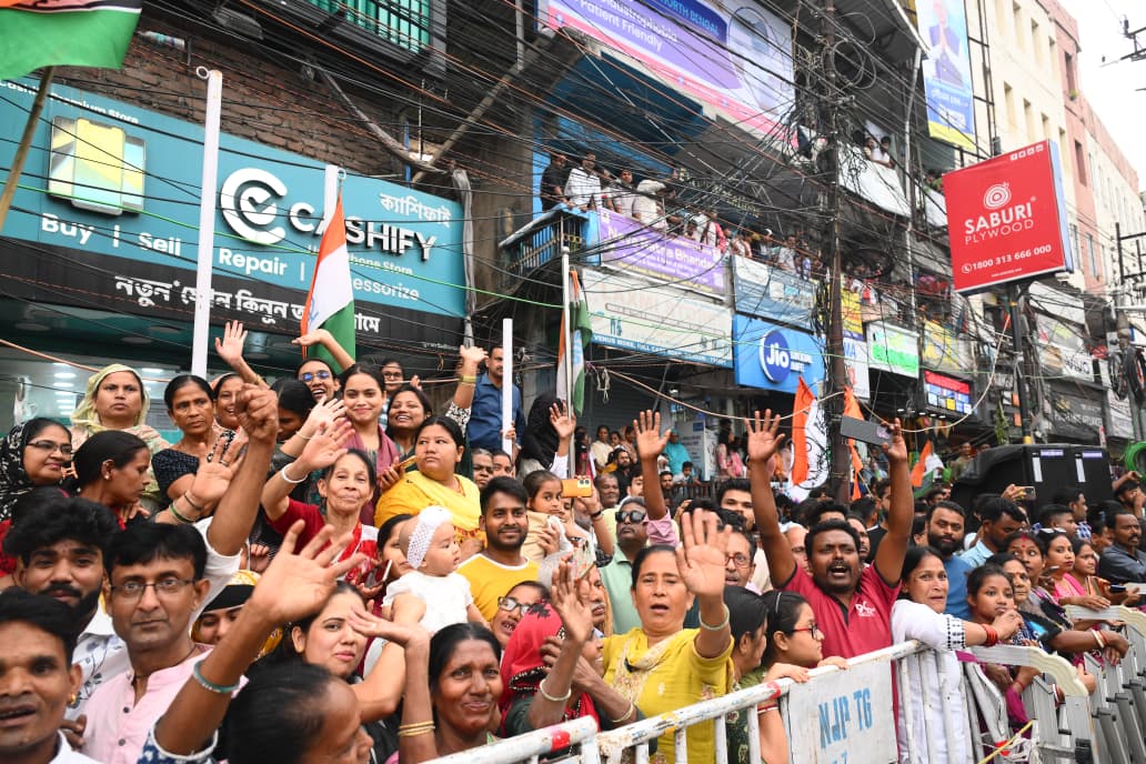 AITCofficial's tweet image. From the streets to the balconies, from the pavements to the rooftops, Siliguri turned out in force.

Every inch of every street lined with people who came not because they were asked to, but because she is theirs and they are hers.

This is what Didi's padyatra in Siliguri