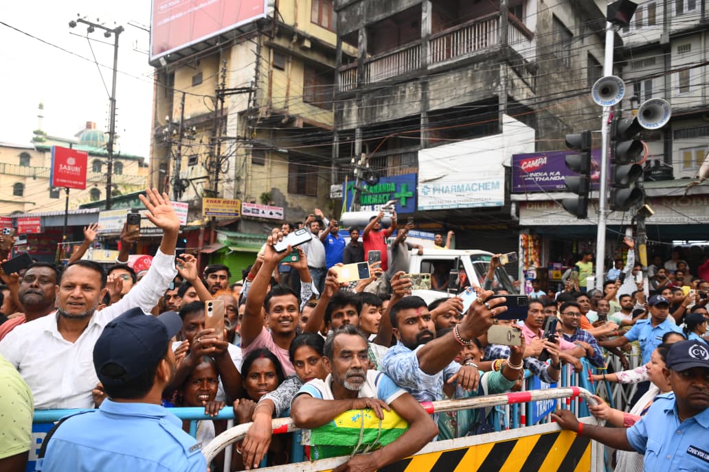AITCofficial's tweet image. From the streets to the balconies, from the pavements to the rooftops, Siliguri turned out in force.

Every inch of every street lined with people who came not because they were asked to, but because she is theirs and they are hers.

This is what Didi's padyatra in Siliguri