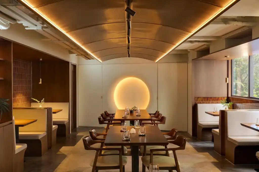 architectmag's tweet image. This restaurant doesn’t just serve food—it serves time.

Snøhetta’s latest project turns light + seasons into architecture.

But here’s the real question:
Is it immersive—or overdesigned?

Read more: bit.ly/3Q8Tv0G

#architecture #design #hospitality