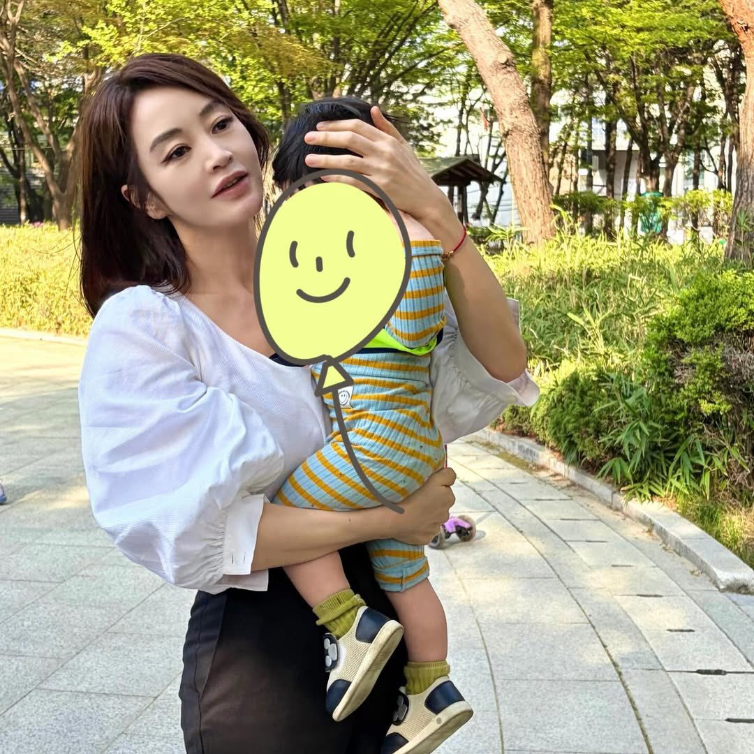 kimhyesoos's tweet image. KIM HYE SOO???? WOAH????????