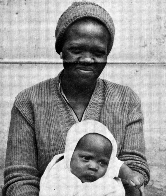 HistorySAZAR's tweet image. Trade Unionist Elizabeth Mafekeng with the youngest of her 11 children, circa 1959. Elizabeth was a central figure in the Food and Canning Workers' Union (FCWU) and served as the President of the African Food and Canning Workers' Union (AFCWU) from 1954 to 1959. In 1959, the