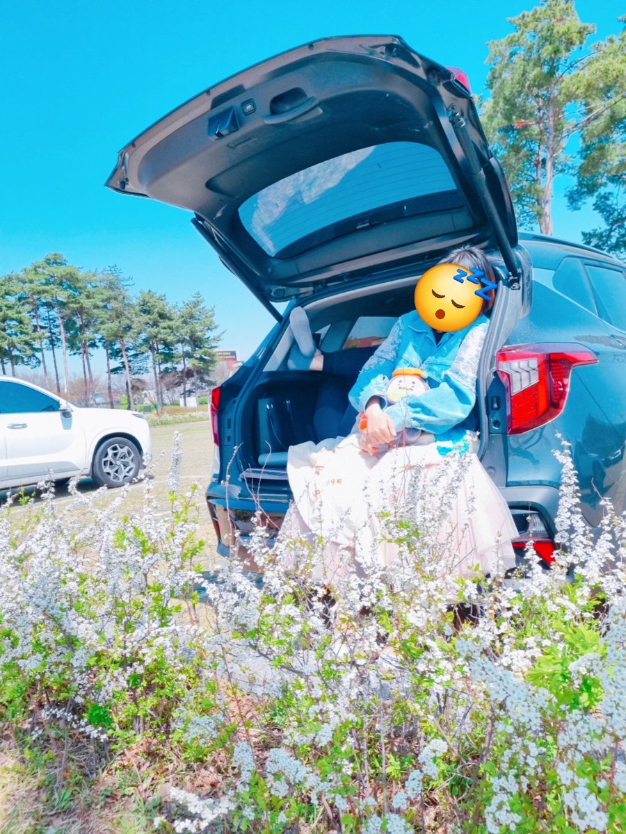 사진이...이것뿐이군요 자주 입었는데 사진찍는걸 별로 안 좋아해서 그만.
연청룡포 어디에 입어두 잘 어울려서 봄 교복같은 템임